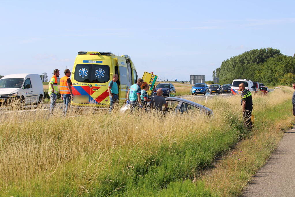 Twee auto's belanden in greppel na ongeval