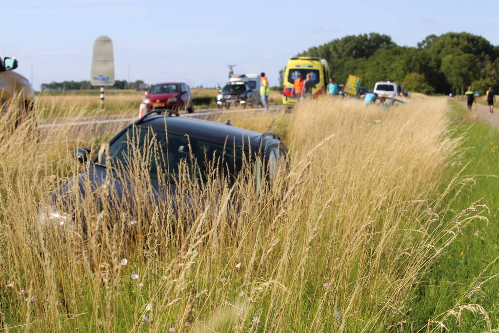 Twee auto's belanden in greppel na ongeval