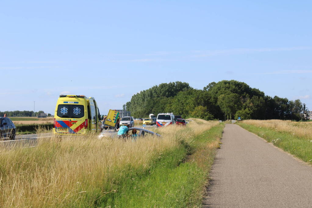 Twee auto's belanden in greppel na ongeval