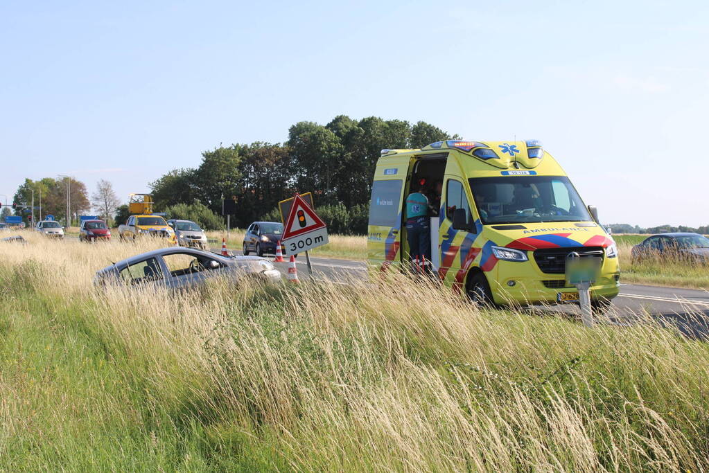Twee auto's belanden in greppel na ongeval