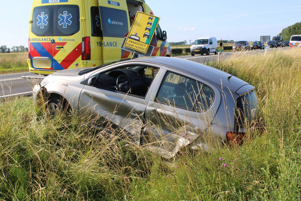 Twee auto's belanden in greppel na ongeval