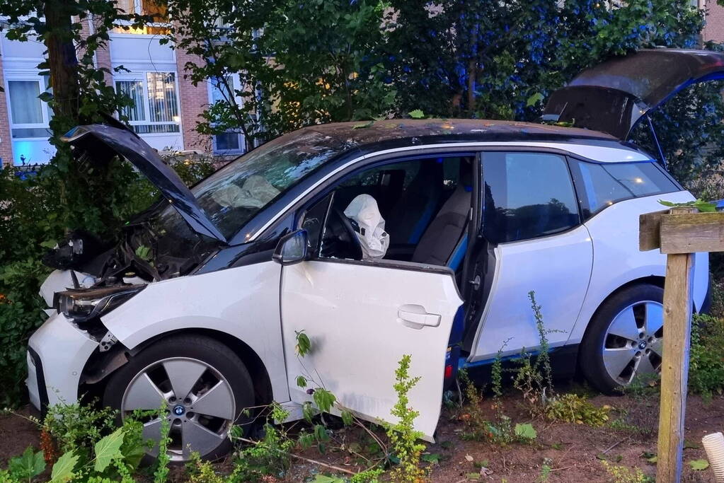 Automobilist vlucht na crash in struiken