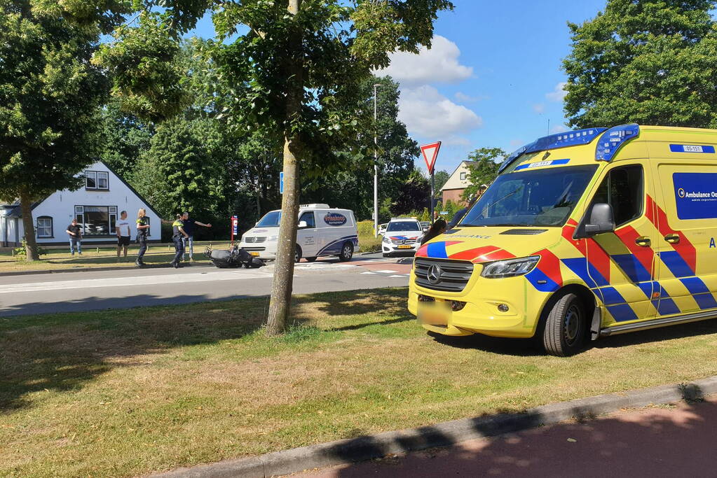 Bestelbus botst op scooterrijder
