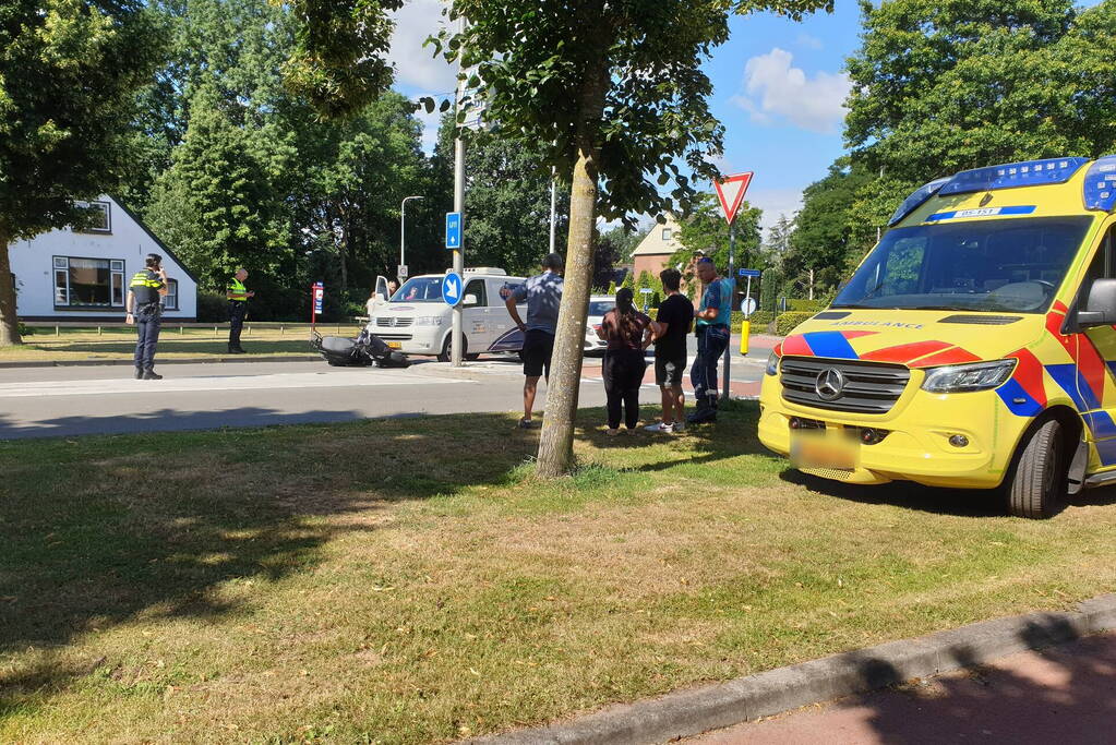 Bestelbus botst op scooterrijder