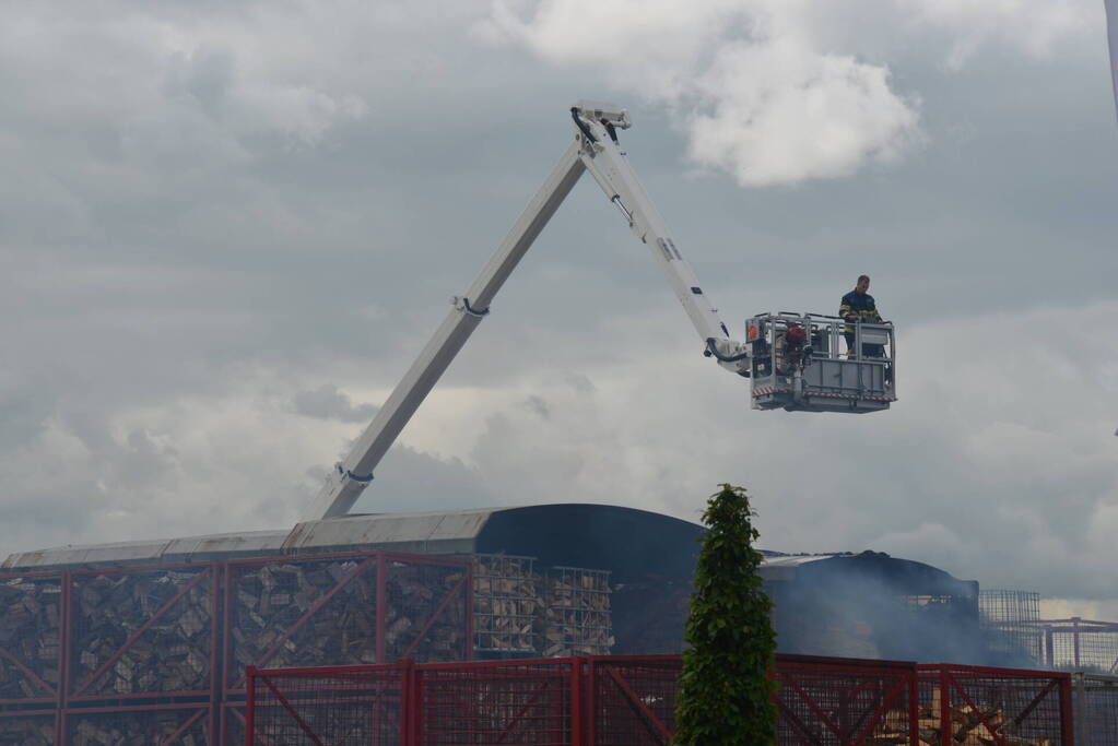 Uitslaande brand in gestapelde haardhout-boxen