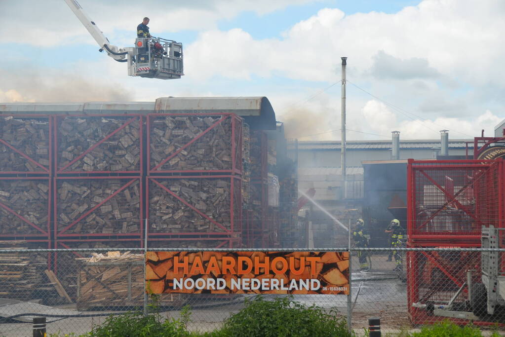 Uitslaande brand in gestapelde haardhout-boxen
