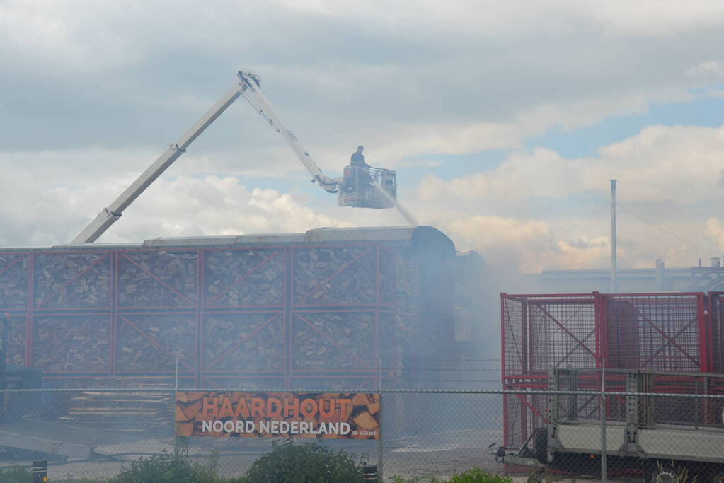 Uitslaande brand in gestapelde haardhout-boxen