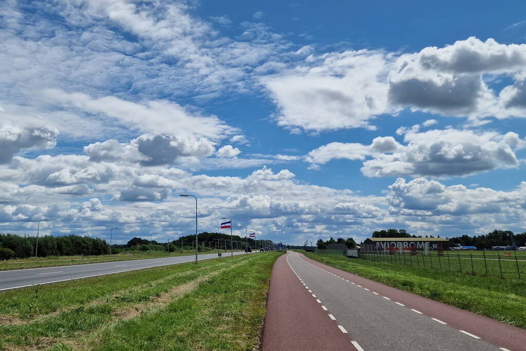 Omgekeerde vlaggen demonstratie Lelystad airport
