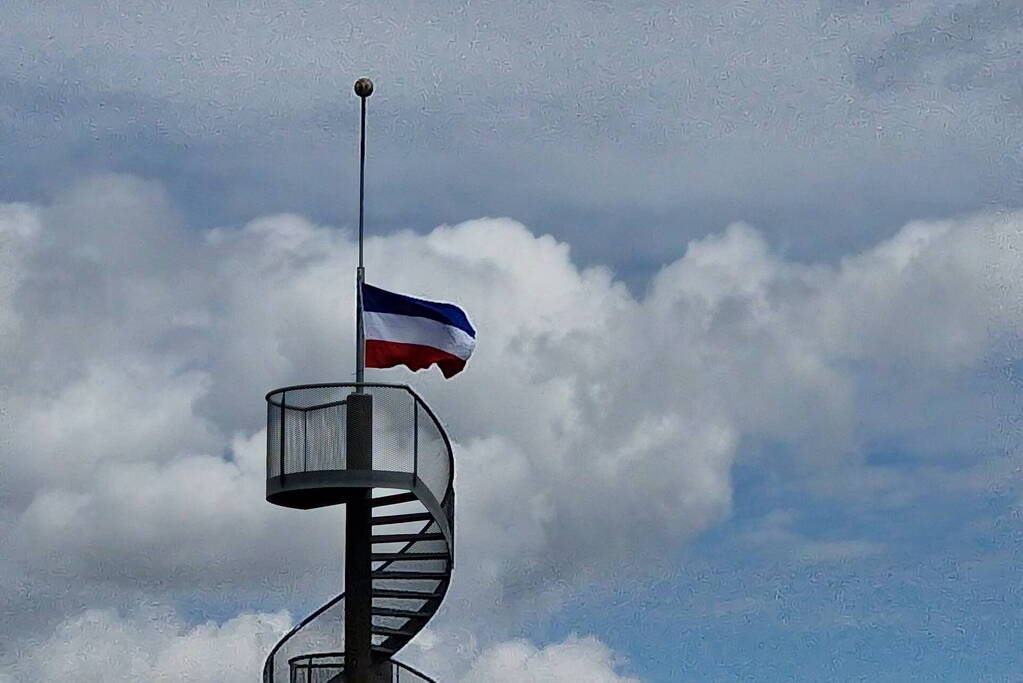 Omgekeerde vlaggen demonstratie Lelystad airport