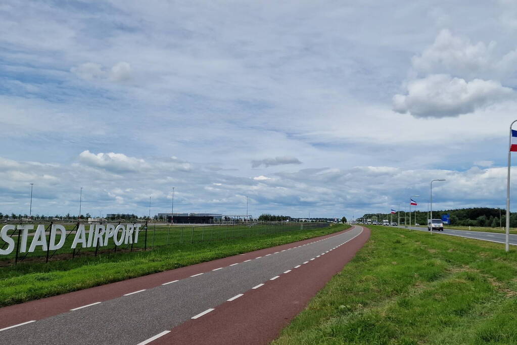 Omgekeerde vlaggen demonstratie Lelystad airport