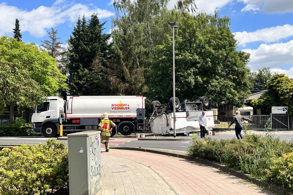 Aanhanger van vrachtwagen gekanteld