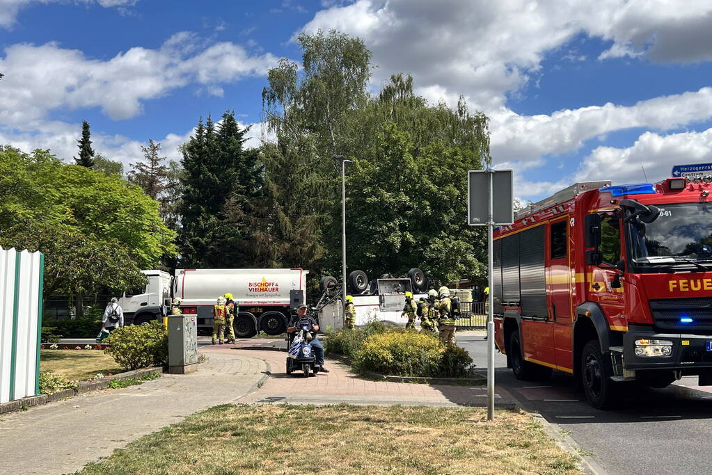 Aanhanger van vrachtwagen gekanteld