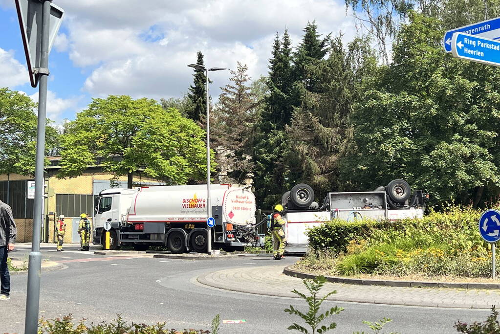 Aanhanger van vrachtwagen gekanteld