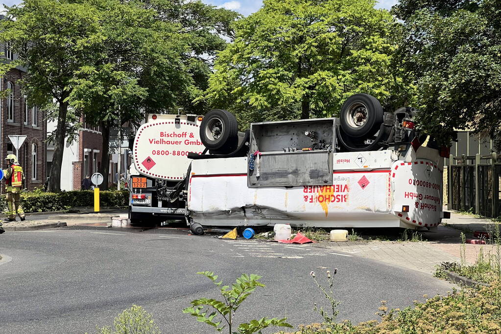 Aanhanger van vrachtwagen gekanteld