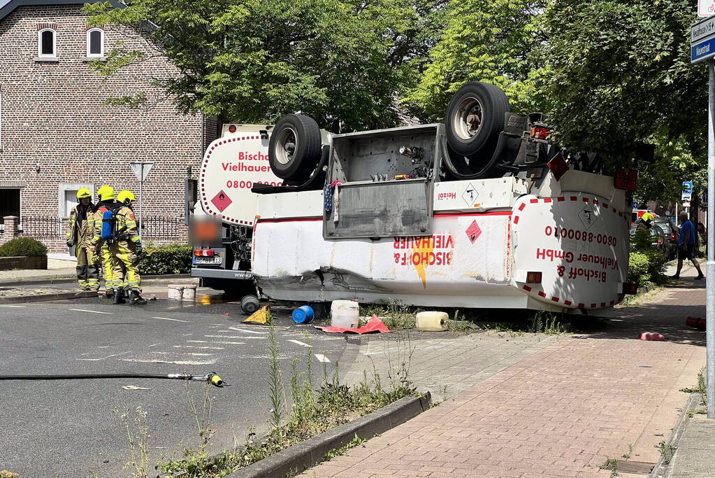 Aanhanger van vrachtwagen gekanteld