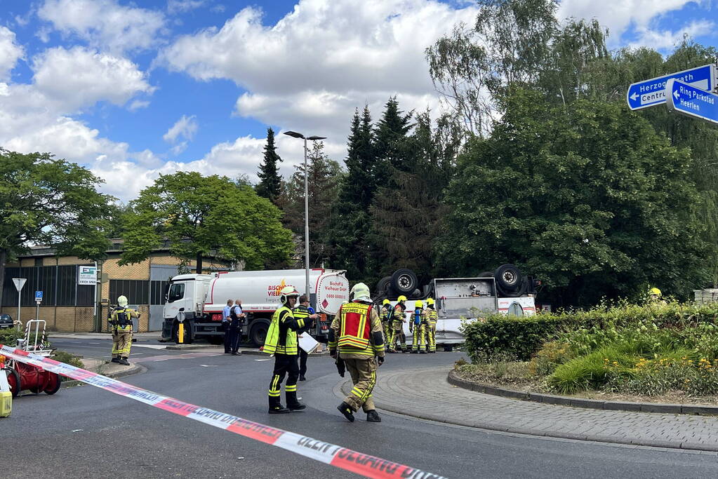 Aanhanger van vrachtwagen gekanteld