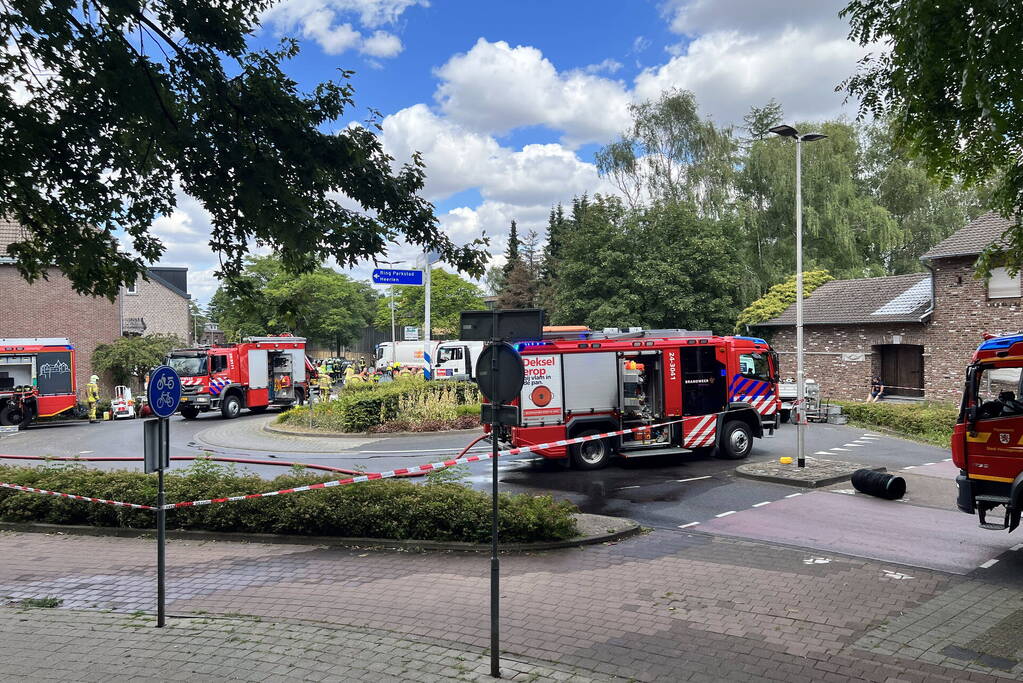 Aanhanger van vrachtwagen gekanteld