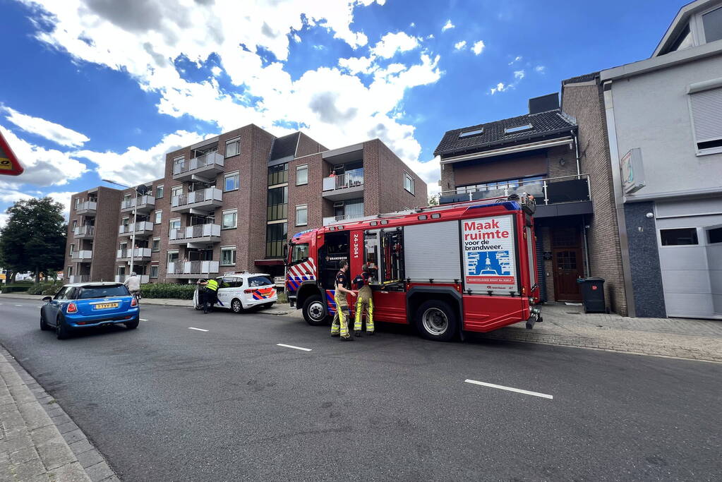 Brandweer doet onderzoek bij garageboxen van appartementencomplex