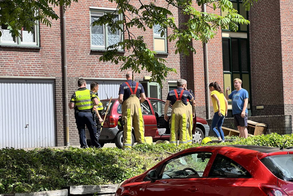 Brandweer doet onderzoek bij garageboxen van appartementencomplex