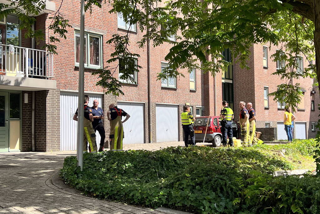 Brandweer doet onderzoek bij garageboxen van appartementencomplex