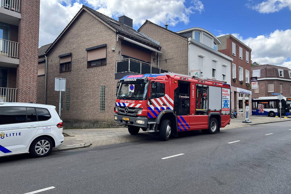 Brandweer doet onderzoek bij garageboxen van appartementencomplex