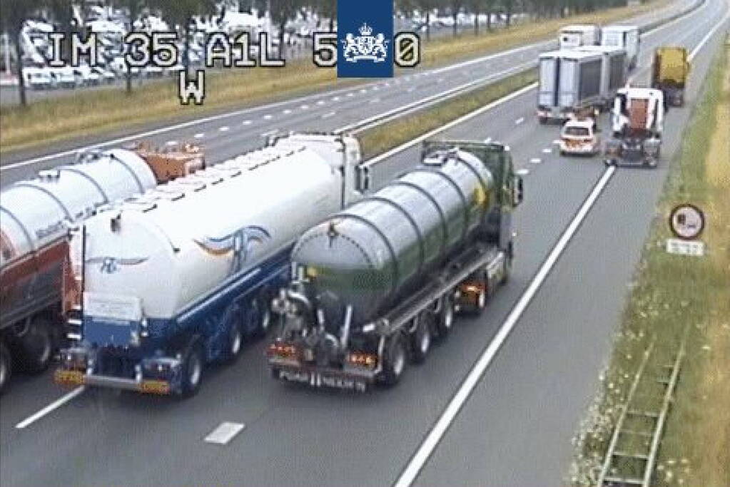 Vrachtwagens blokkeren het verkeer op de snelweg