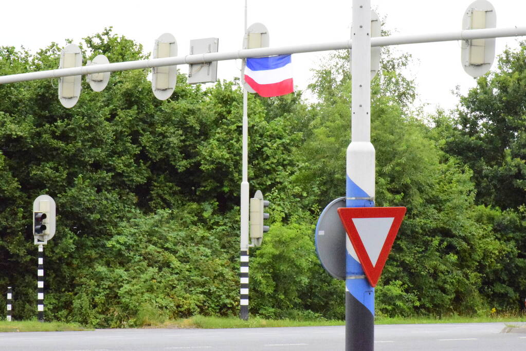 Omgekeerde vlaggen opgehangen door actievoerders