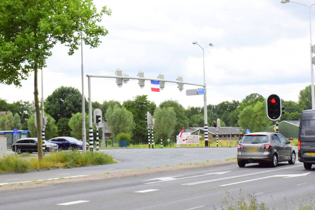 Omgekeerde vlaggen opgehangen door actievoerders