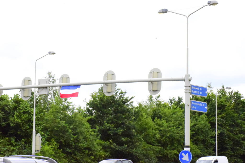 Omgekeerde vlaggen opgehangen door actievoerders