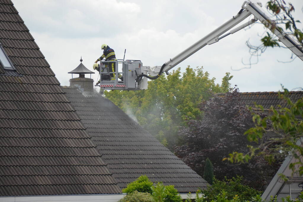 Brand in dak van woning
