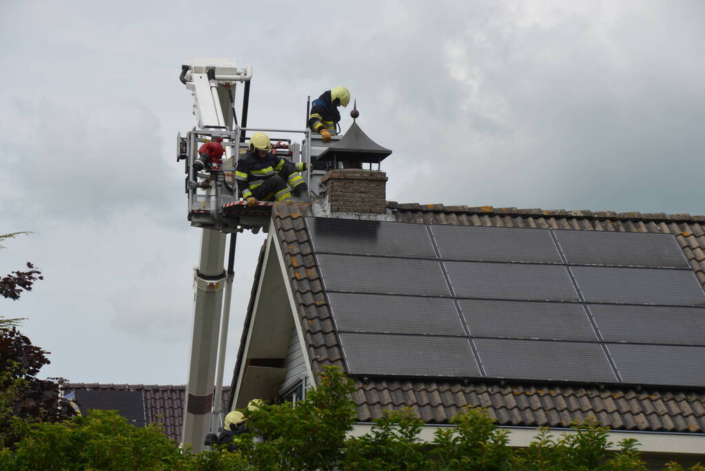 Brand in dak van woning