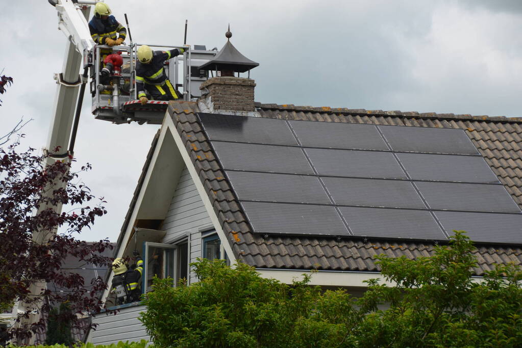 Brand in dak van woning