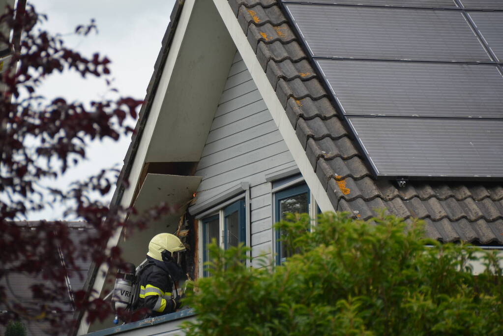 Brand in dak van woning