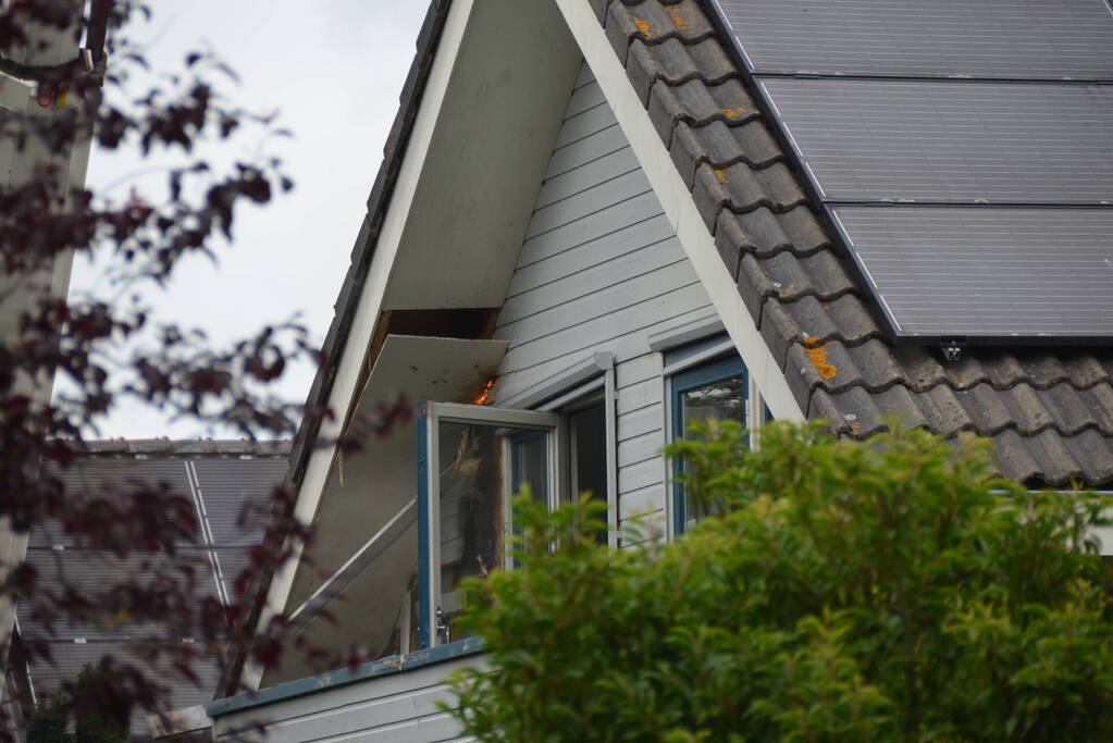 Brand in dak van woning