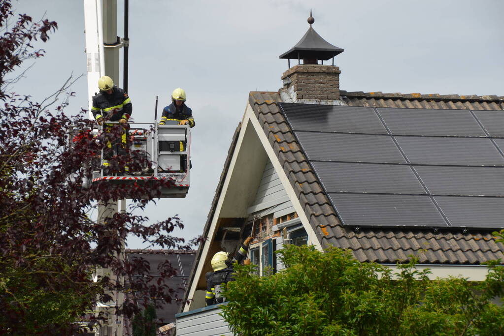 Brand in dak van woning