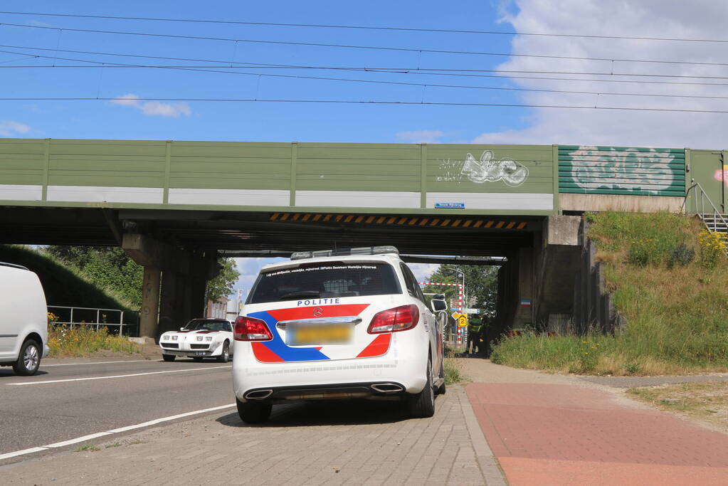 Spoorbrug beschadigd na aanrijding