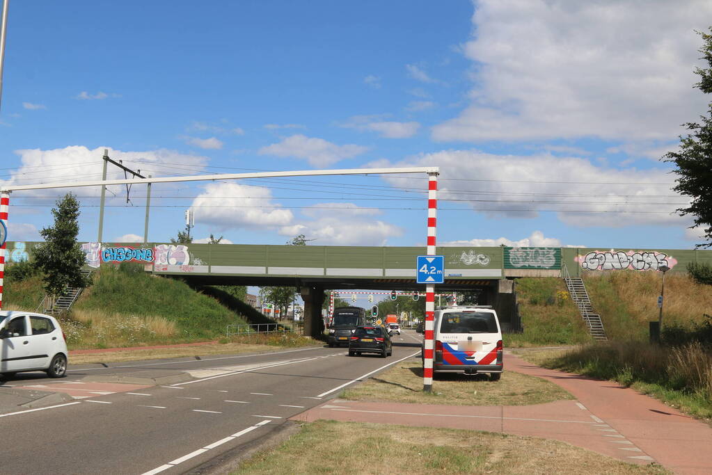 Spoorbrug beschadigd na aanrijding