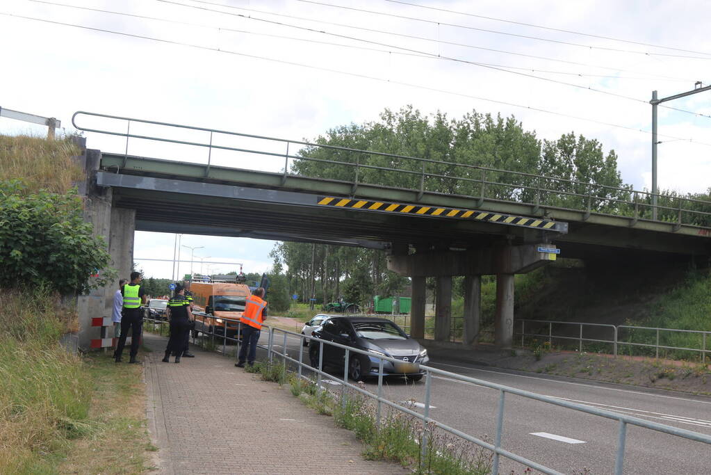 Spoorbrug beschadigd na aanrijding