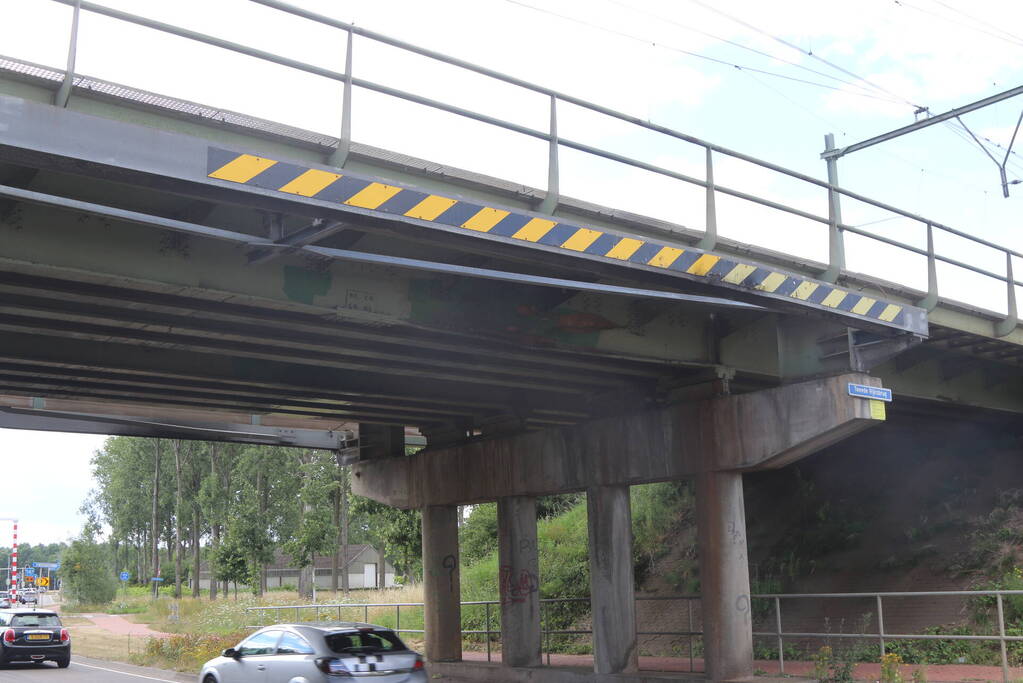 Spoorbrug beschadigd na aanrijding
