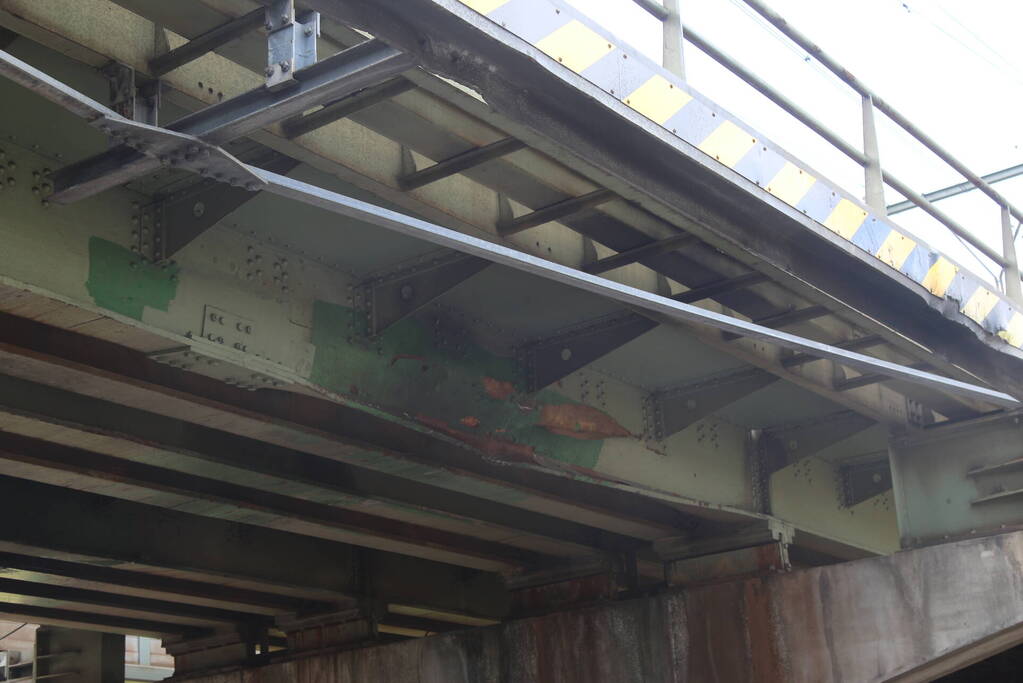 Spoorbrug beschadigd na aanrijding