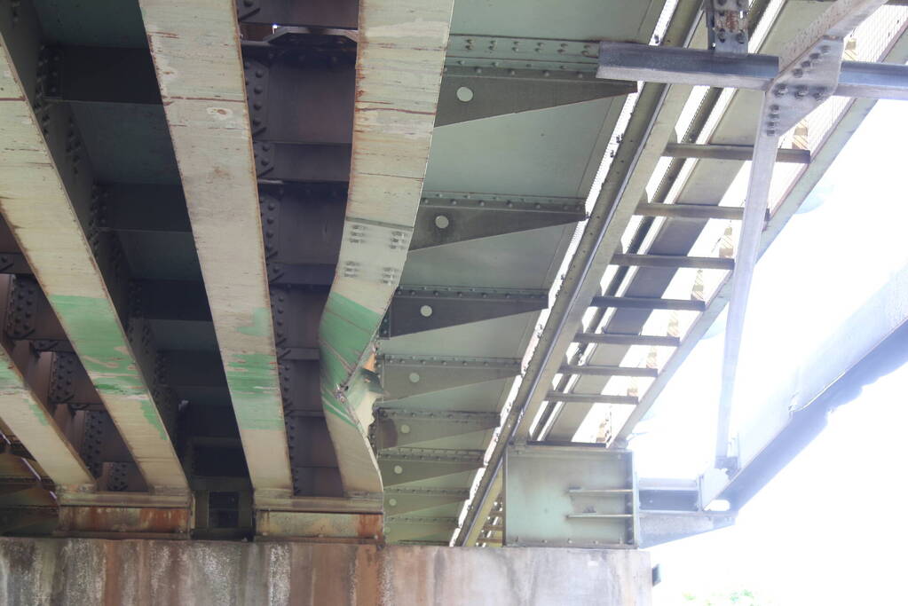 Spoorbrug beschadigd na aanrijding