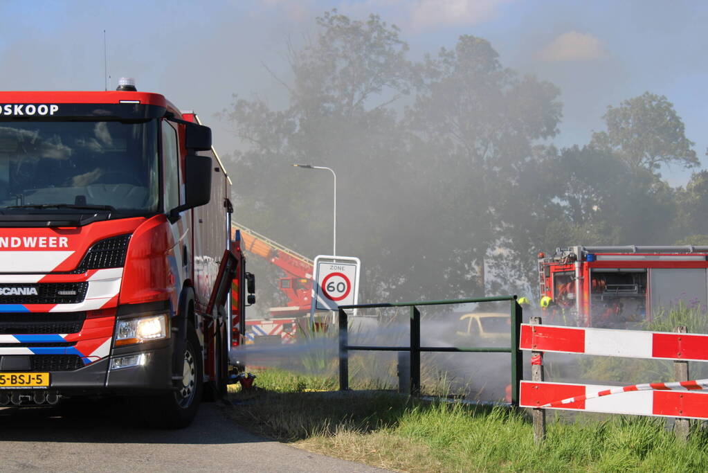 Schuur en camper verwoest vanwege brand