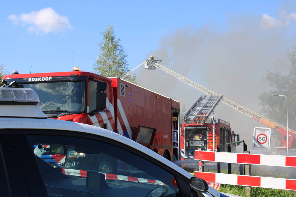 Schuur en camper verwoest vanwege brand
