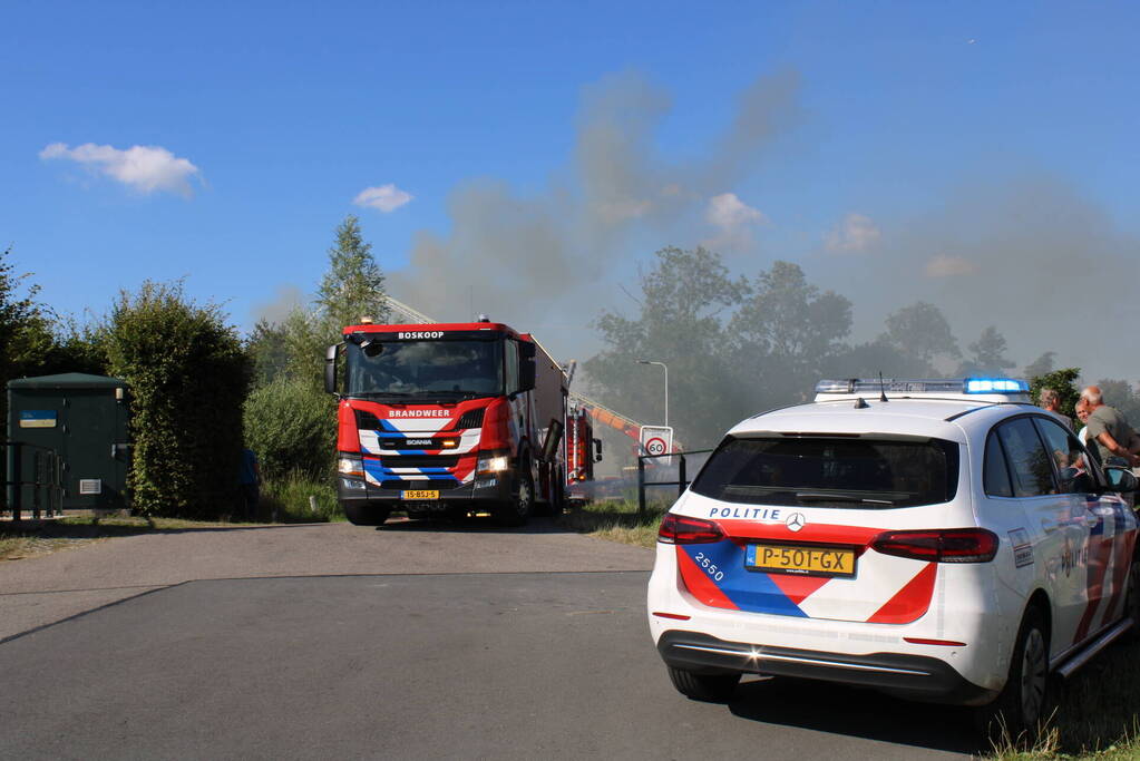 Schuur en camper verwoest vanwege brand