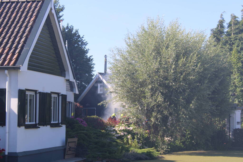 Schuur en camper verwoest vanwege brand