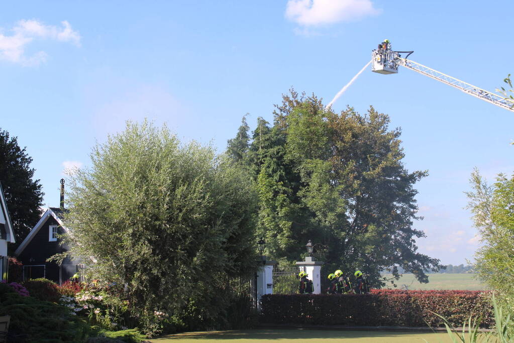 Schuur en camper verwoest vanwege brand