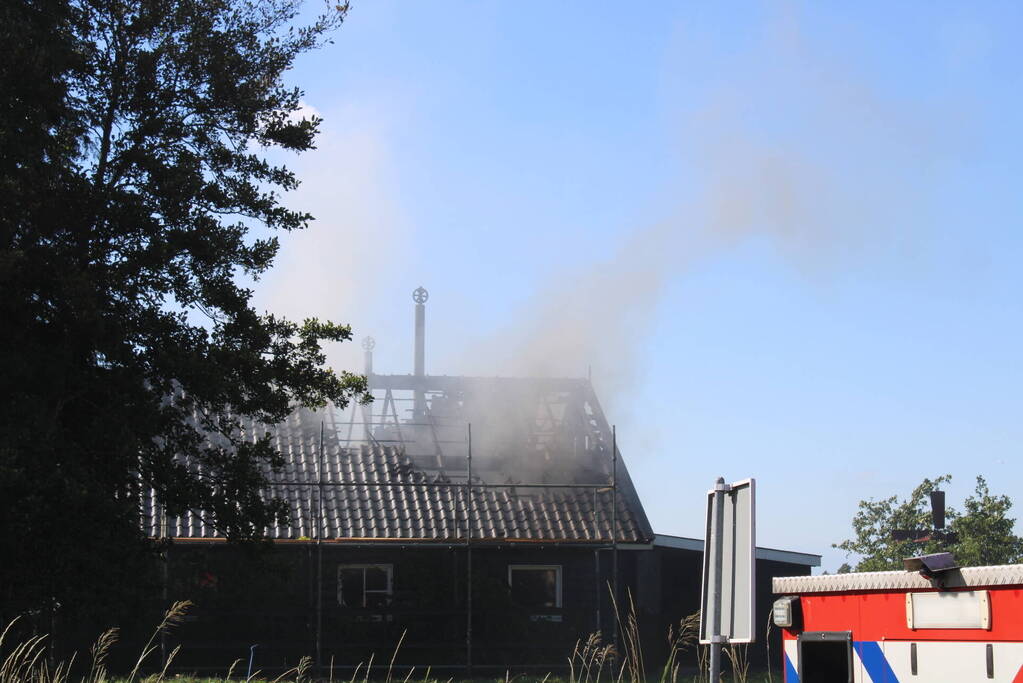 Schuur en camper verwoest vanwege brand