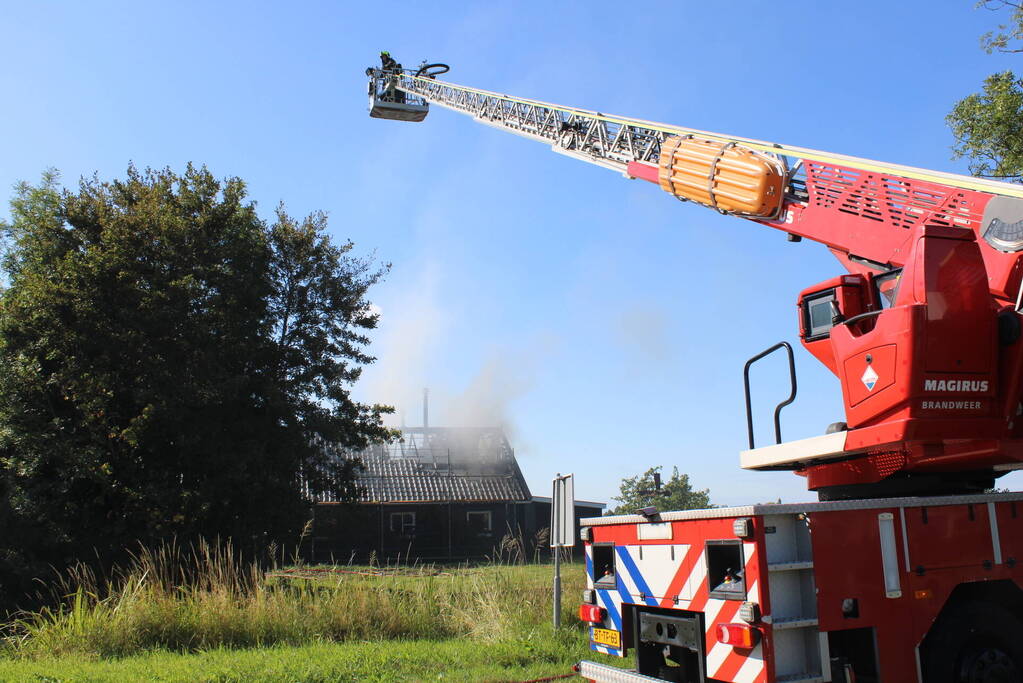 Schuur en camper verwoest vanwege brand