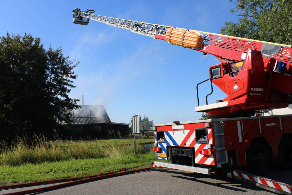 Schuur en camper verwoest vanwege brand