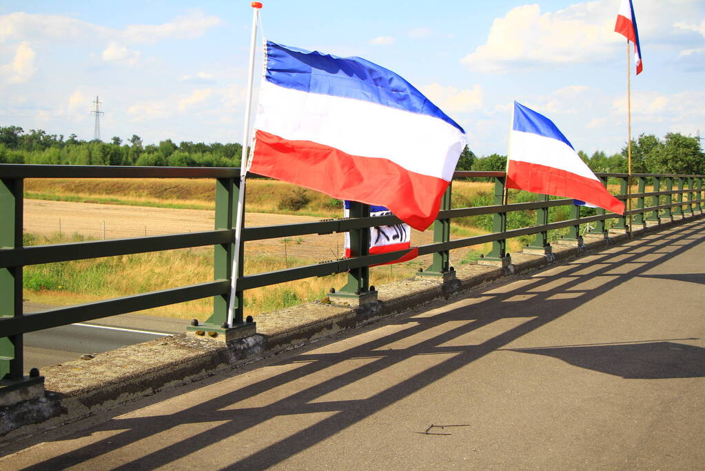 Actievoerders met omgekeerde vlaggen op viaduct van A2